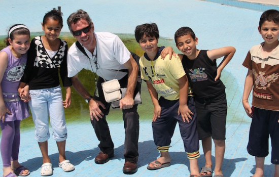 andrew-laidlaw-with-children-in-gaza